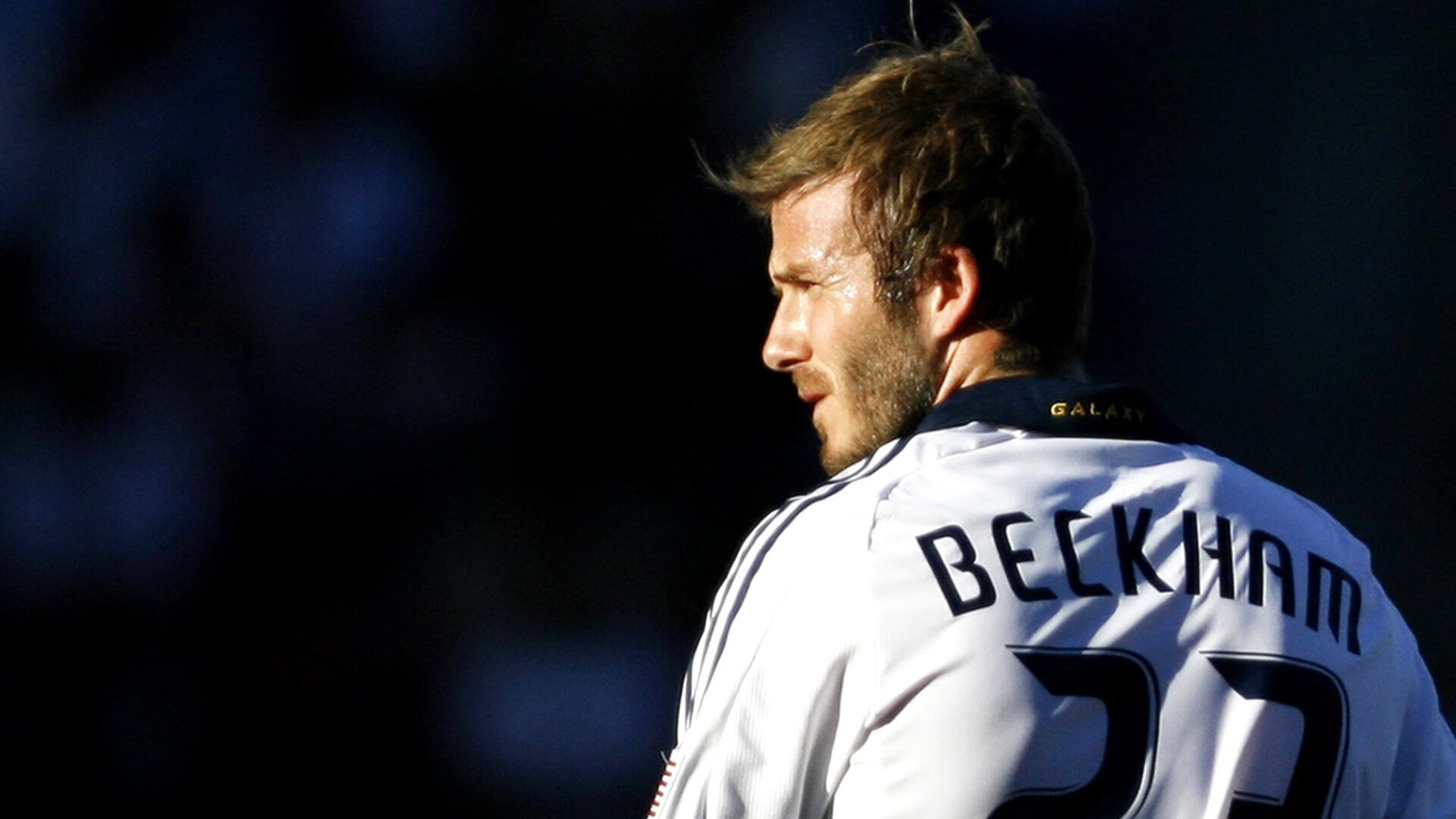 社交媒体热议国足比赛,话题不断,国足评论文章